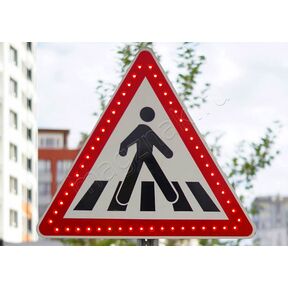 Знак светодиодный дорожный 1.22 пешеходный переход красный зебра треугольник оосбых для трассы купить по недорогой цене от производителя в Москве