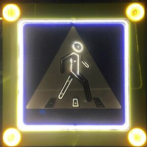 Знак пешеходный переход 5.19.1 - 5.19.2  с динамичными импульсно моргающими стробоскопами красно - желтого цвета , с активным светящимся кантом и флуоресцентной окантовкой на щите купить в Москве от производителя