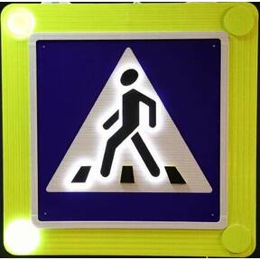 Знак пешеходный переход 5.19.1 - 5.19.2  активно -динамичный с импульсно мигающими стробоскопами, треугольником и флуоресцентной окантовкой на щите купить в Москве от производителя. 